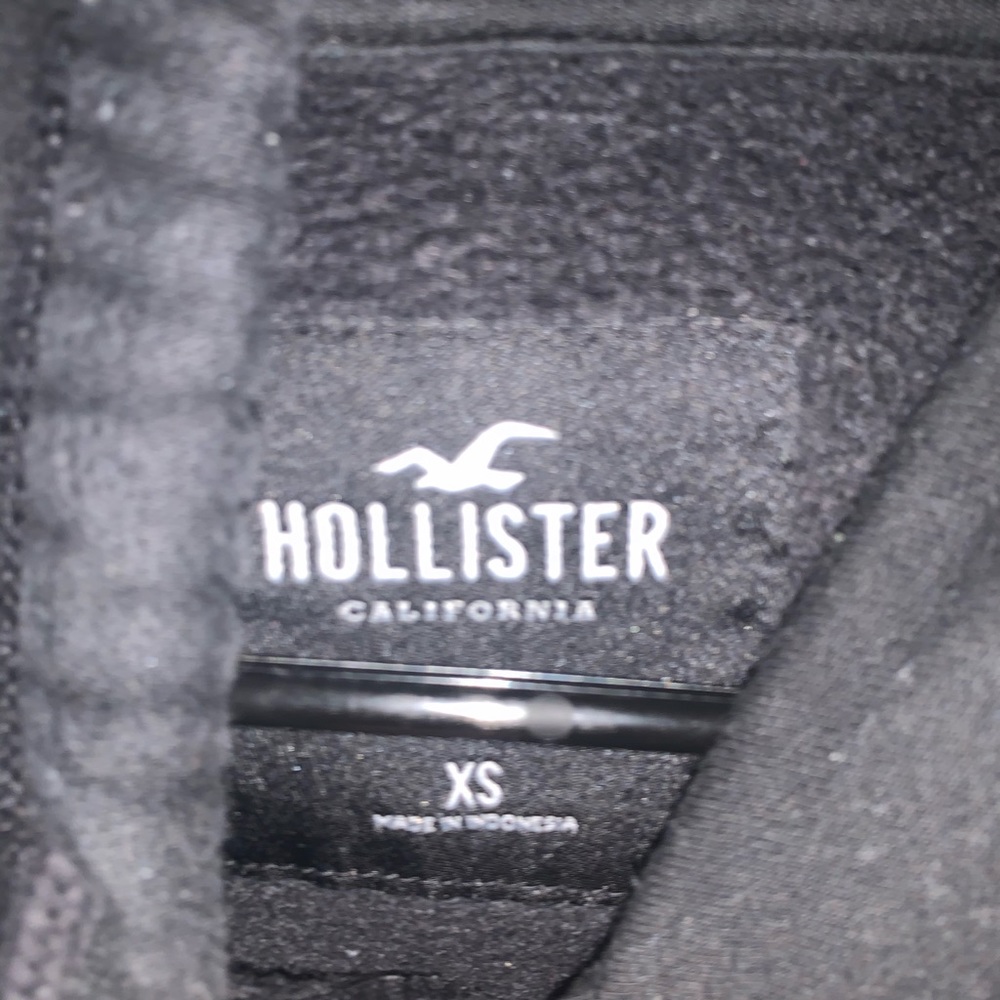 ℍ𝕠𝕝𝕝𝕚𝕤𝕥𝕖𝕣 𝕊𝕨𝕖𝕒𝕥𝕤𝕙𝕚𝕣𝕥✰ - Picture 3 of 4